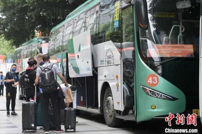 顾秋怡忙道：几点落地？我去机场接你。